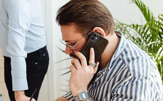 Messaggi e telefonate insistenti del vicino: quando scatta il reato di molestia