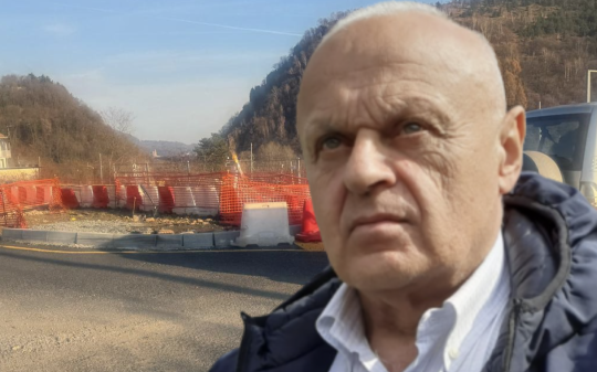 La denuncia dell&rsquo;opposizione fa rimuovere il cantiere pericoloso, mentre il Comune continua a non spiegare