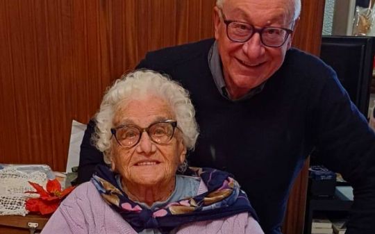Fiorenza, 102 anni, con il figlio, Fausto Francisca, sindaco di Borgofranco d'Ivrea