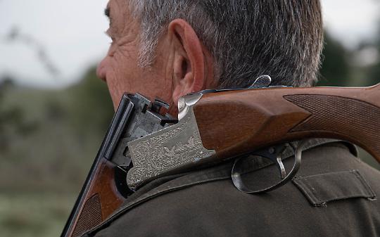 Colpo di fucile durante una battuta: paura nei boschi del Torinese, cacciatore ferito e portato via in elicottero