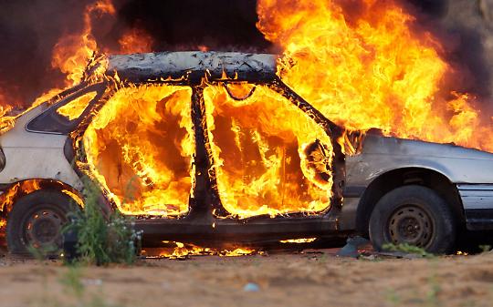 Auto rubata data alle fiamme