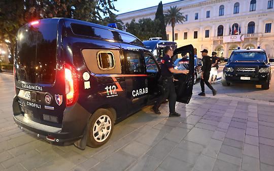 Katana in mano e alcol 