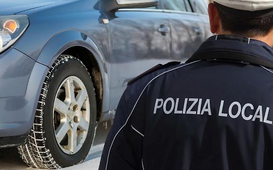 Auto sul ghiaccio, un tornante diventa una trappola sopra Mezzenile