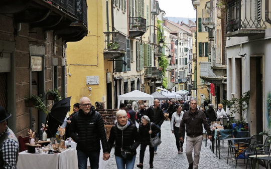 Shopping e note accendono il Natale nel centro storico di Ivrea