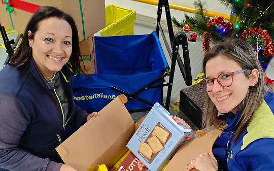Quando la divisa incontra la solidariet&agrave;: a Moncalieri i postini riempiono 15 pacchi contro la povert&agrave;