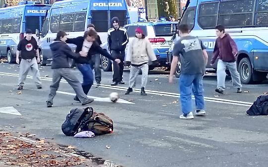 Sgombero di Askatasuna: i manifestanti giocano a calcio in corso Regina tra le camionette della polizia (VIDEO)