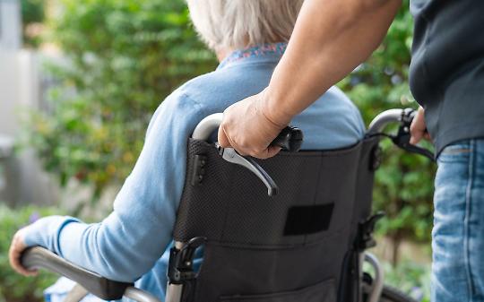 Anziana fugge dalla casa di riposo e si rompe una gamba: quando la responsabilit&agrave; &egrave; della struttura