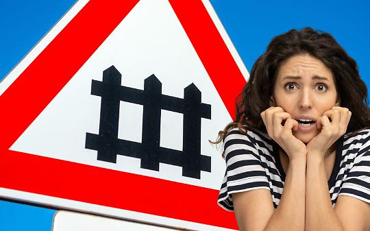 Auto abbatte sbarre di un passaggio a livello nel Biellese, le barriere finiscono contro un treno in corsa