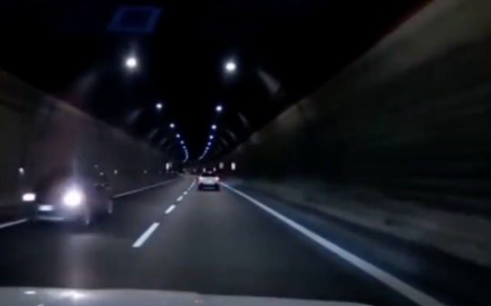 Auto contromano nel tunnel della statale: il video &egrave; agghiacciante
