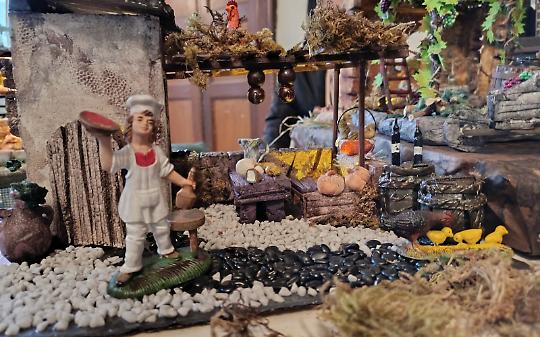 Polistirolo, legno e tanta pazienza: i presepi artigianali che accendono Palazzo Ellena