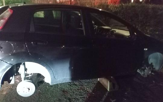 Auto cannibalizzata sotto casa: a Gassino spariscono tutte e quattro le ruote in un&rsquo;ora