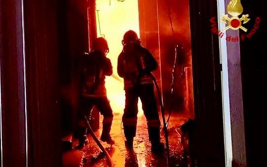 Notte di fuoco a Settimo Rottaro: box e legnaia distrutti dalle fiamme, auto incenerita