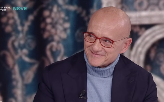 Endemol rompe il silenzio sul Grande Fratello: verifiche interne e ombre su Signorini