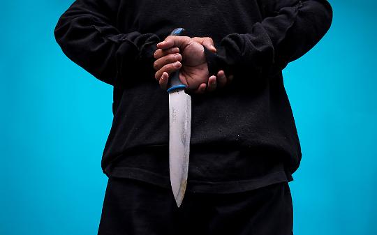 Pranzo di Natale finisce nel sangue a Pino Torinese: accoltellati padre e figlio di Settimo