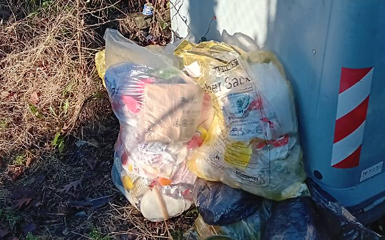 Natale a Cascinette: panettone, presepe e indifferenziata davanti al cancello