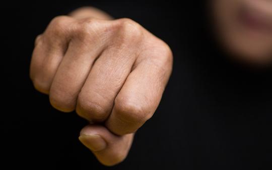 Ubriaco minaccia il fratello e scatena il caos sotto casa, tensione altissima a Beinasco