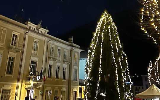 La piazza di Ceres illuminata per il Natale