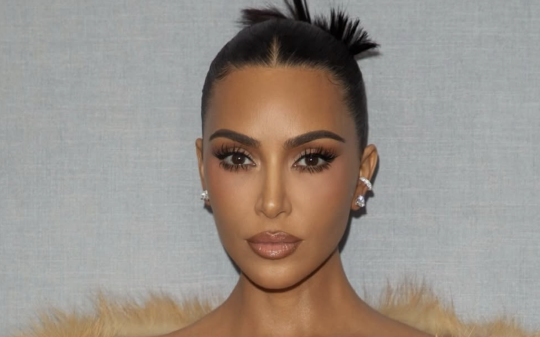 Le mutande con il pelo e il genio di Kim Kardashian: quando anche la provocazione diventa merce