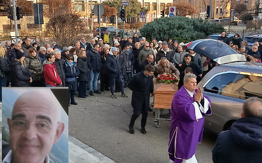 Una folla commossa per l'estremo saluto a Michele Uras