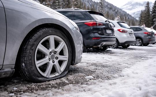 Capodanno amaro a Bardonecchia: gomme tagliate nel parcheggio di Melezet