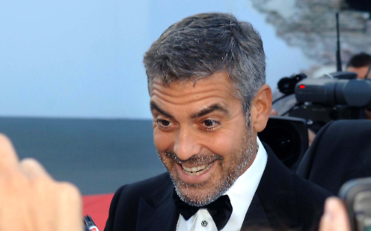 George Clooney francese, Trump furioso