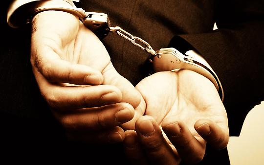 Ruba vestiti per 6.500 euro e tenta la fuga in bici: arrestato a Rivarolo