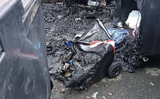 Capodanno di fuoco a Settimo Torinese. Botti vietati, cassonetti bruciati e il degrado che avanza