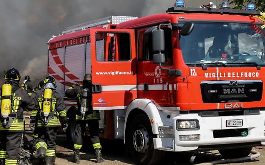 Fiamme nella notte a San Gillio, incendio colpisce un&rsquo;azienda agricola e scatta l&rsquo;ipotesi dolosa