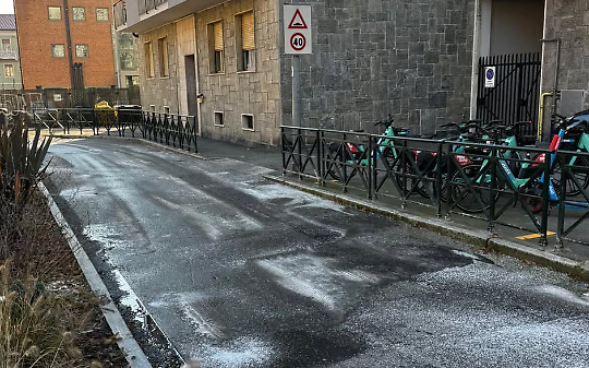 Perdita d&rsquo;acqua davanti alla scuola Giacosa di Settimo Torinese: rischio ghiaccio e accessi modificati