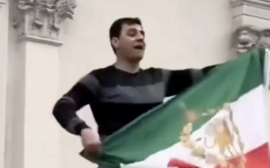 Ambasciata dell'Iran a Londra: un manifestante strappa la bandiera e issa quella della Persia monarchica (VIDEO)