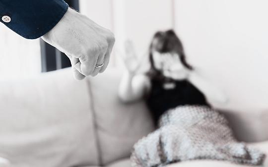 Novara, due anni di violenze tra le mura di casa: arrestato e condannato a quattro anni per maltrattamenti sulla moglie