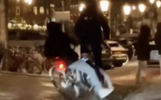 Amsterdam paralizzata dal gelo improvviso, pedoni e automobilisti colti di sorpresa (VIDEO)