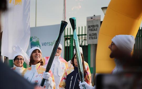 La Fiamma Olimpica illumina Crescentino nel viaggio verso Milano Cortina