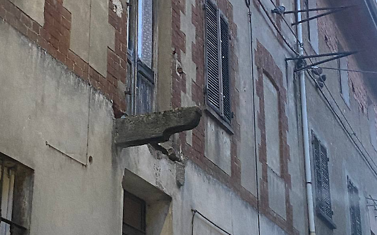 Caluso, via il balcone della paura: la denuncia de La Voce fa centro