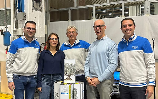 Olio, povert&agrave; e passerelle: l'elemosina della sindaca Elena Piastra con "quel che avanza"