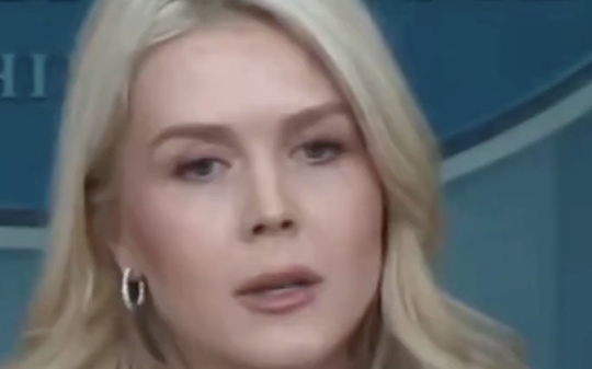 Conferenza stampa alla Casa Bianca, portavoce attacca una giornalista: "Non hai il diritto di sedere qui" (VIDEO)