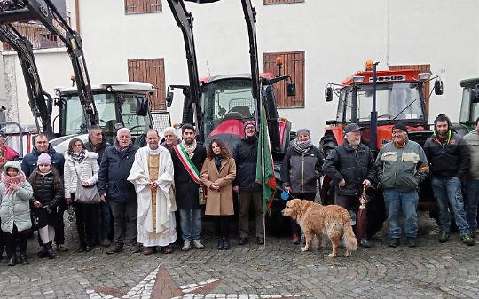 Il gruppo di agricoltori e simpatizzanti con don Stefano e le autorit&agrave;
