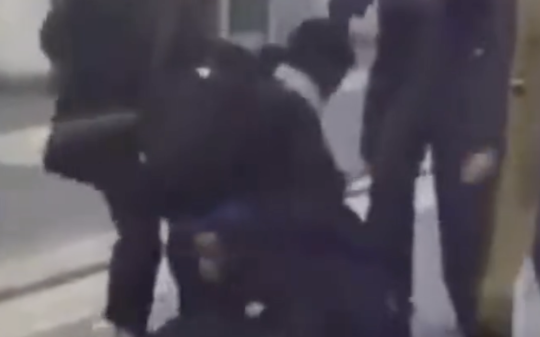 Capotreno aggredito a Bra: Salvini rilancia sui social il video dell'aggressione. Scoppia la polemica sulla sicurezza