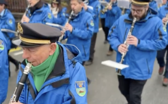 La Filarmonica di Traves in sfilata