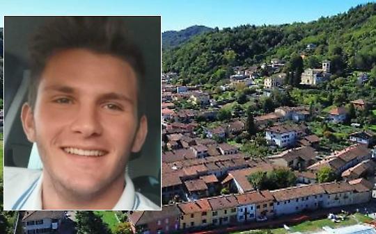 Andrea Cricca e, sullo sfondo, una veduta di Monteu da Po