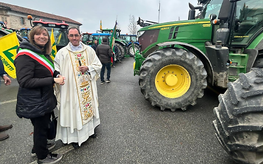 I trattori della collina tornano a sfilare: sant&rsquo;Antonio Abate riunisce i Comuni agricoli a Cinzano