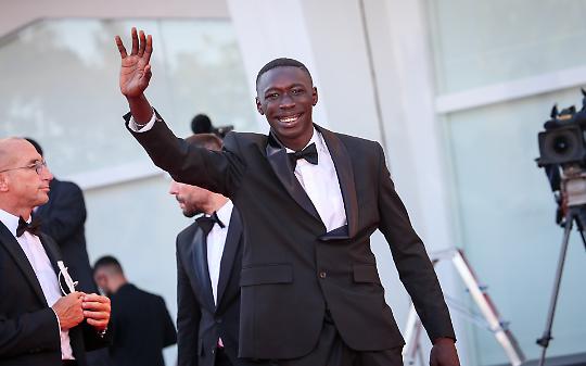 Khaby Lame vende la sua societ&agrave;: quasi 1 miliardo di dollari per il TikToker chivassese pi&ugrave; seguito al mondo