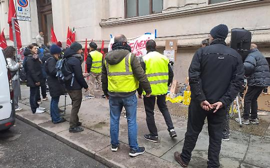 Protesta Postalcoop davanti a Poste Italiane: lavoratori senza reddito e filiera nel caos