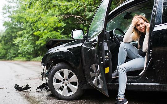 Incidente mortale e cintura non allacciata: il risarcimento pu&ograve; essere ridotto