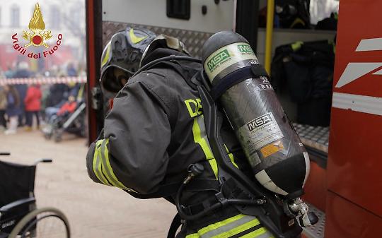 Fiamme in casa a Castellamonte, paura a due passi dall&rsquo;ex stazione: uomo intossicato dal fumo