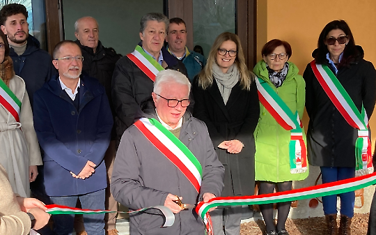 Il taglio del nastro all'inaugurazione ufficiale
