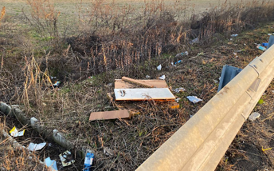 Caluso, nulla &egrave; cambiato: la circonvallazione resta una discarica. I residenti: "Ci sentiamo presi in giro"