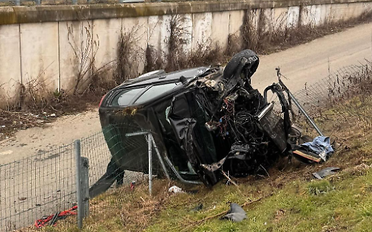 Auto si ribalta e sfonda il guardrail allo svincolo di Candiolo: paura sulla Torino-Pinerolo