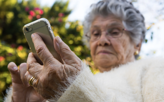 Coppia di settantenni a processo per stalking, avrebbero reso la vita impossibile all'ex marito della figlia e alla nuova compagna