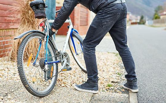 Furto della bicicletta nell&rsquo;androne: quando il condominio diventa &ldquo;privata dimora&rdquo;